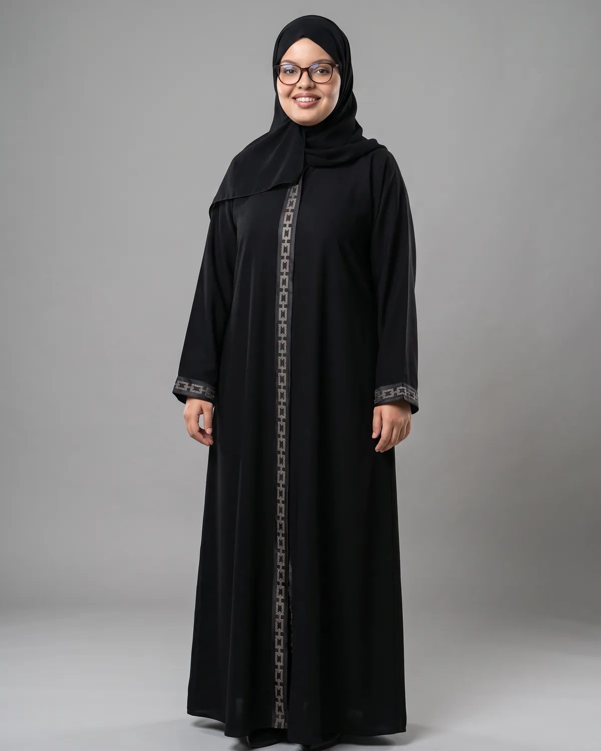 Abaya Lmalakiya noire en tissu Kori, portée, vue de face